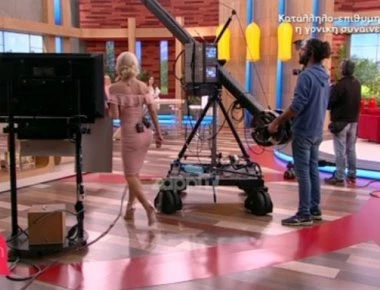 Η Ελένη Μενεγάκη έκανε εντυπωσιακή είσοδο... αλλά ξεκούμπωτη (βίντεο)